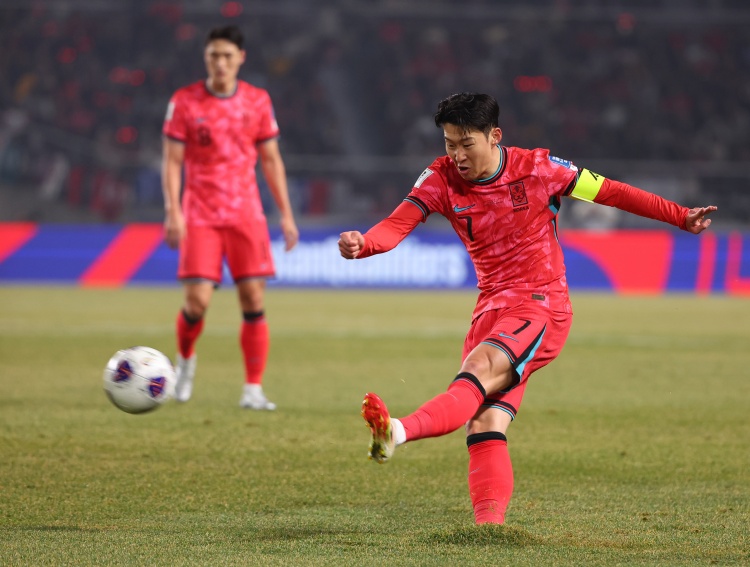 圖為韓國(guó)vs阿曼，孫興慜在高陽(yáng)綜合體育場(chǎng)比賽